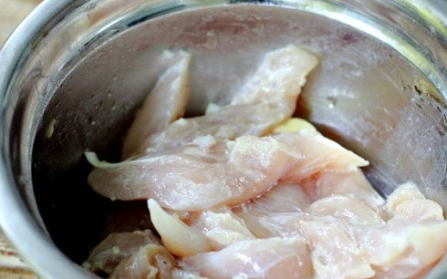 1. Этап. Салат из куринной грудки: Куриную грудку без кожицы нарезаем на небольшие кусочки: полоски или кубики. Слегка посолим, добавим две ложки масла и две ложки лимонного сока. Перемешаем и оставим минут на 15.