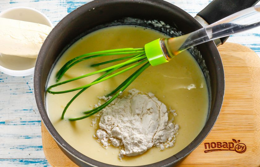 1. Этап. Заварной крем на кефире: Просейте в емкость пшеничную муку высшего сорта, вмешайте ее так, чтобы не образовались комочки. Поместите емкость на плиту, включая умеренный нагрев.