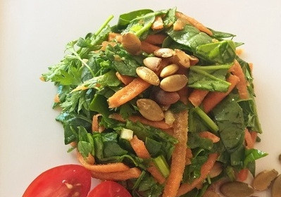 1. Этап. Салат с тыквенными семечками: 6. Подаем салат спустя 10 минут после приготовления, чтобы соус пропитал ингредиенты. Украсьте помидорами черри или кунжутом.