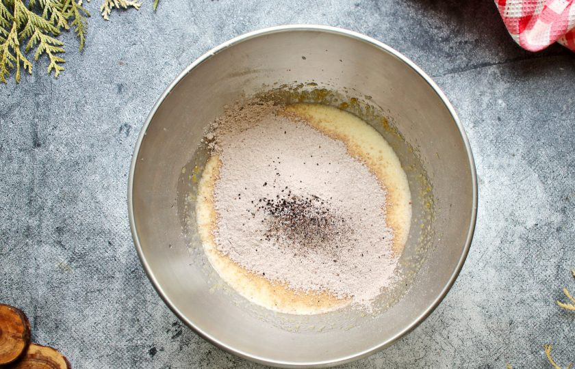 1. Этап. Капкейки с печеньем Орео: Муку смешайте с какао и разрыхлителем, просейте в миску. Аккуратно перемешайте до однородного теста.