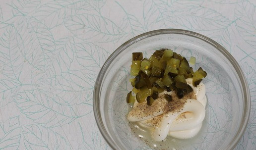 1. Этап. Салат с тунцом и горячей заправкой: В емкость выложить порезанные очень мелко маринованные огурцы, добавить майонез, белый перец, лимонный сок, добавить 1 ч л маринада из-под огурцов. Перемешать, откорректировать по вкусу и поставить на плиту на средний огонь, прогреть, но не до кипения.