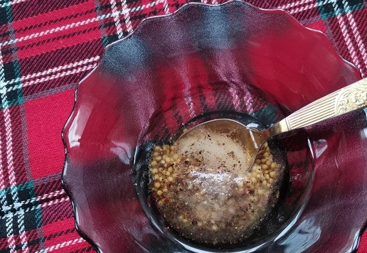 1. Этап. Салат с авокадо Мозаика: Отварить куриные голени. Остудить в бульоне. В маленькой вазочке перемешать горчицу, соль, сахарный песок, сок лимона, свежемолотый чёрный перец и растительное масло. Заправка готова.