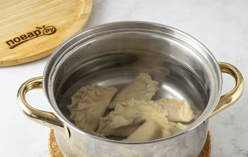 1. Этап. Вареники с вишней из цельнозерновой муки: Отварите вареники в подсоленной кипящей воде около 10 минут. Пока не всплывут.