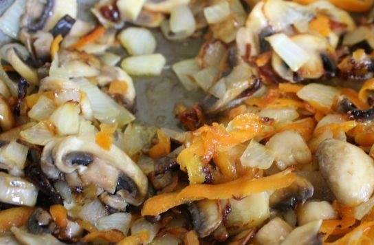 1. Этап. Салат с кальмарами и шампиньонами: 2. Выложите овощи и обжарьте минут 5, помешивая. Грибы вымойте, обсушите и нарежьте пластинками. Выложите их на сковороду и жарьте с овощами до готовности. Посолите, поперчите. Также в рецепт приготовления салата с кальмарами и шампиньонами можно использовать самые разнообразные приправы для вкуса и аромата.