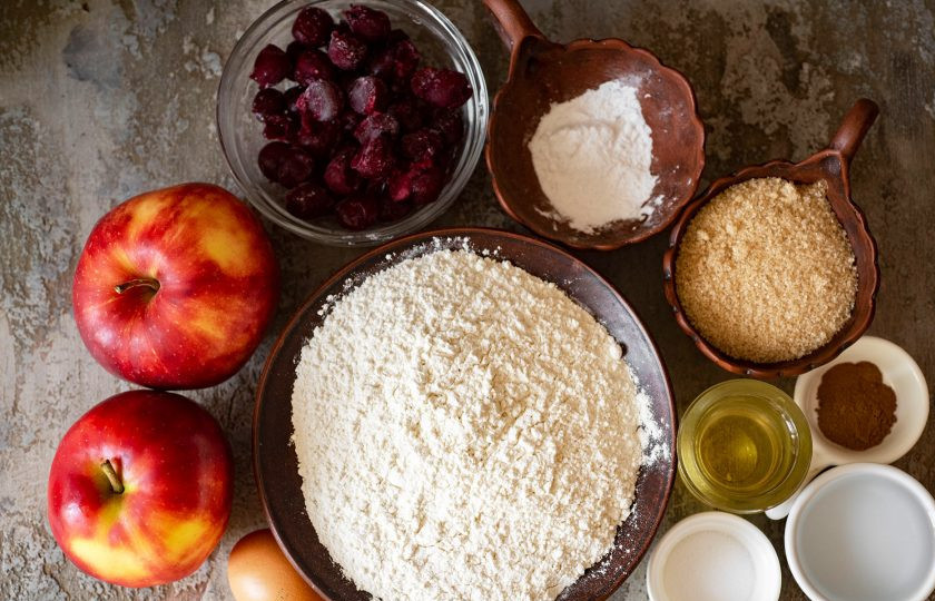 1. Этап. Штрудель с яблоками и вишней: Все ингредиенты сразу же подготовьте. Яблоки промойте.