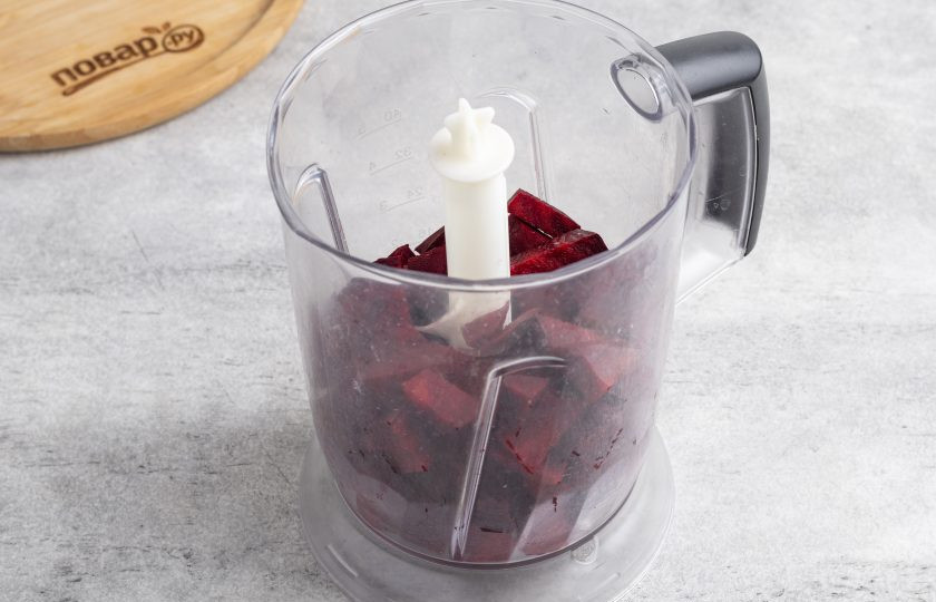 1. Этап. Свекольный квас для борща: Свеклу помойте, очистите и нарежьте на кубики среднего размера. Измельчите свеклу в блендере. Также можно просто натереть свеклу на крупной терке.