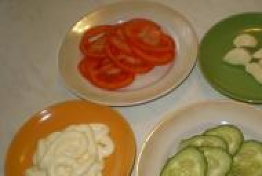 1. Этап. Бутерброды с консервированной рыбой: Нарезать овощи.