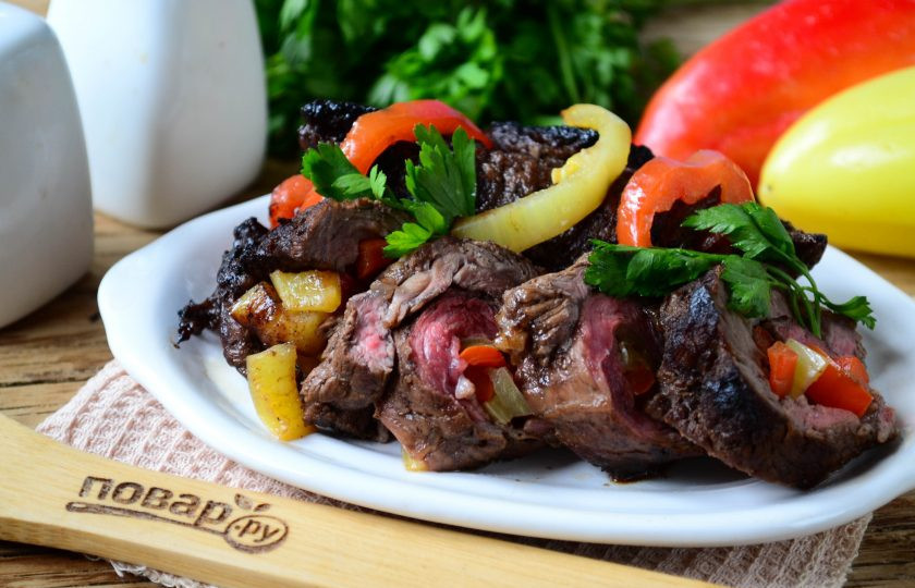 1. Этап. Мясные роллы, фаршированные овощами: Готовые рулетики порежьте на кусочки, выложите на тарелку и украсьте оставшимся сладким перцем и свежей зеленью. Подавайте блюдо горячим и кушайте с удовольствием!