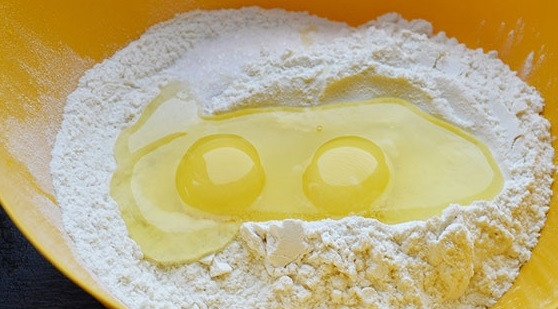 1. Этап. Дюшбара: 2. А тем временем можно заняться тестом. В глубокую мисочку просейте муку, добавьте соль и яйца.