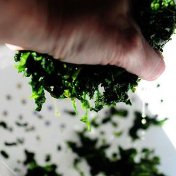 1. Этап. Запеченные грибы, фаршированные сыром и шпинатом: 4. Отжать лишнюю жидкость из шпината. Отложить в сторону.