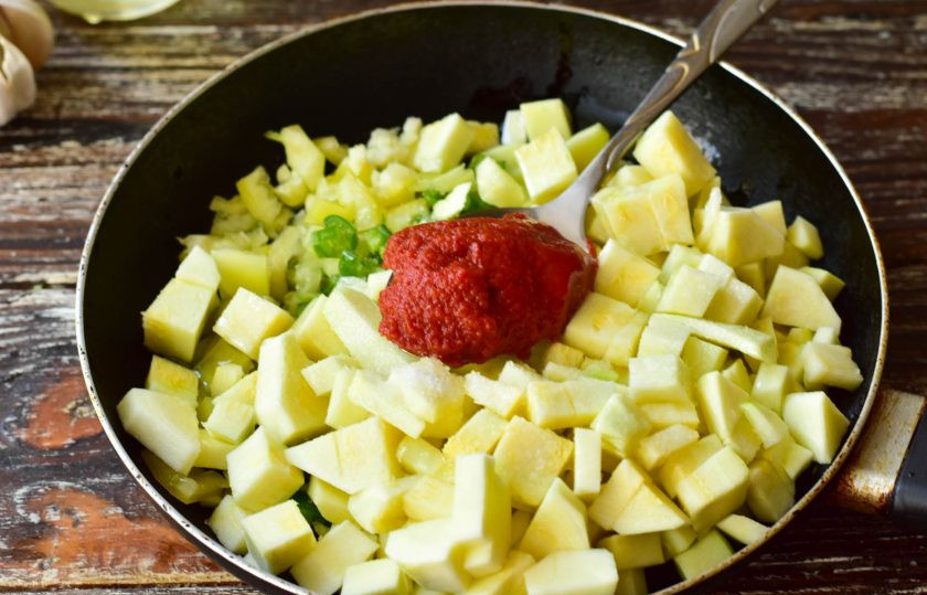 1. Этап. Лечо Оранжевое лето: Добавьте томатную пасту.