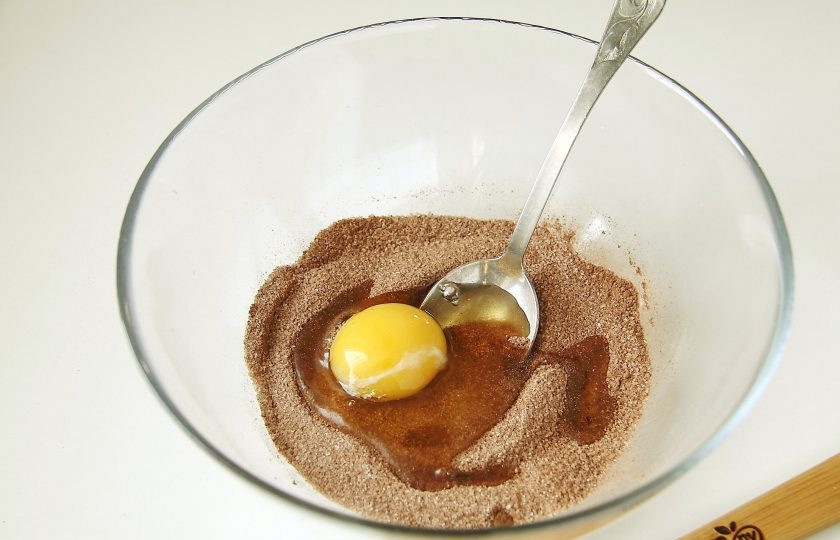 1. Этап. Шоколадные подушки: Добавьте яйцо.