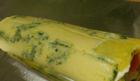 1. Этап. Сырный рулет с лососем: Перекладываем рулет на фольгу, заворачиваем его в неё и отправляем в холодильник часов на 6-8.