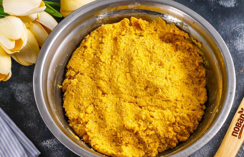 1. Этап. Песочный торт с орехами: Затем извлеките тесто, разогрейте духовку до 200 градусов. Раскатайте части теста на пергаментной бумаге и вырежьте из них круги. Испеките по 8-10 минут в духовке и остудите.