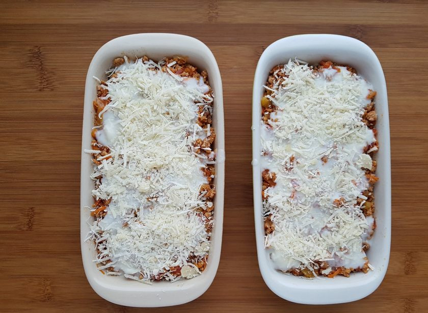 1. Этап. Запеканка по-неаполитански: Присыпьте небольшим количеством натертого пармезана.