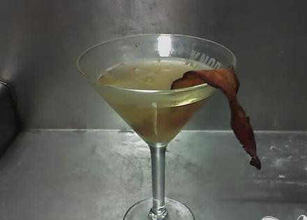 1. Этап. Мартини с беконом: 5. Украсьте готовый коктейль ломтиком бекона так, чтобы его край уходил глубоко в напиток. Подавайте сразу же с оливками и лимоном.