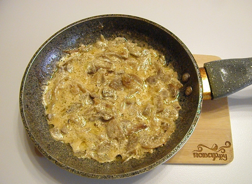 1. Этап. Куриное филе под грибным соусом: Готовый соус можно измельчить блендером или оставить в таком виде.