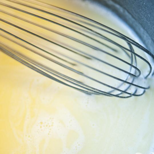 1. Этап. Английская домашняя булочка: Сначла взбиваем вместе мёд, масло и молоко. Когда смесь начнёт пениться отставьте в сторону и дайте охладиться.