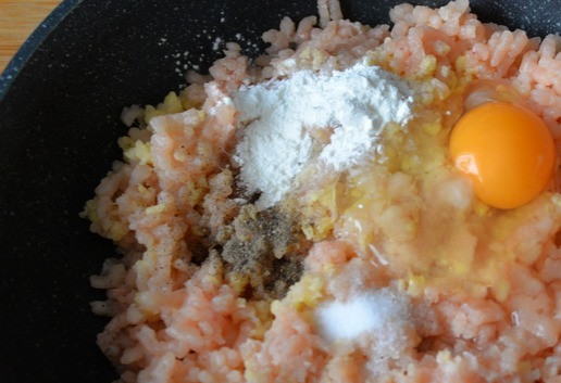 1. Этап. Густая похлёбка с фрикадельками и шпинатом: Добавляем в фарш яйцо, крахмал, соль, перец, хорошо вымешиваем до однородности.