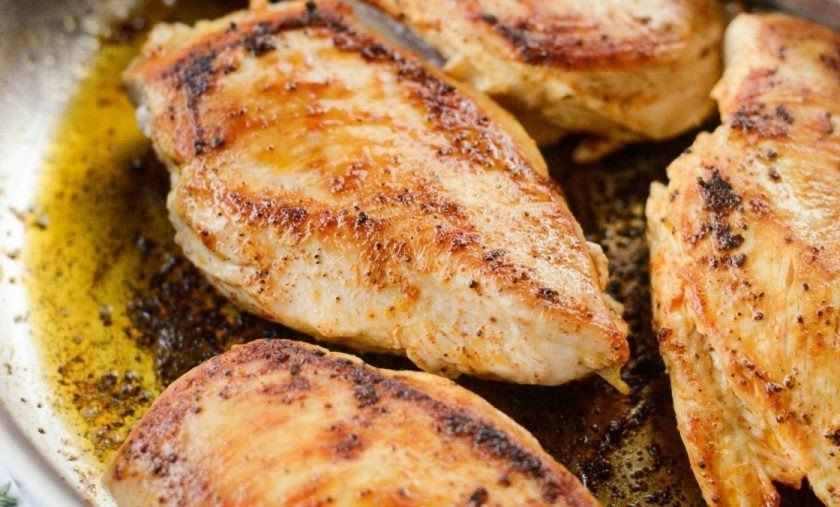 1. Этап. Курица в сливочно-лимонном соусе: 2. В большой сковороде разогрейте два вида масла. Обжарьте в нём курицу с каждой стороны по 4 минуты.