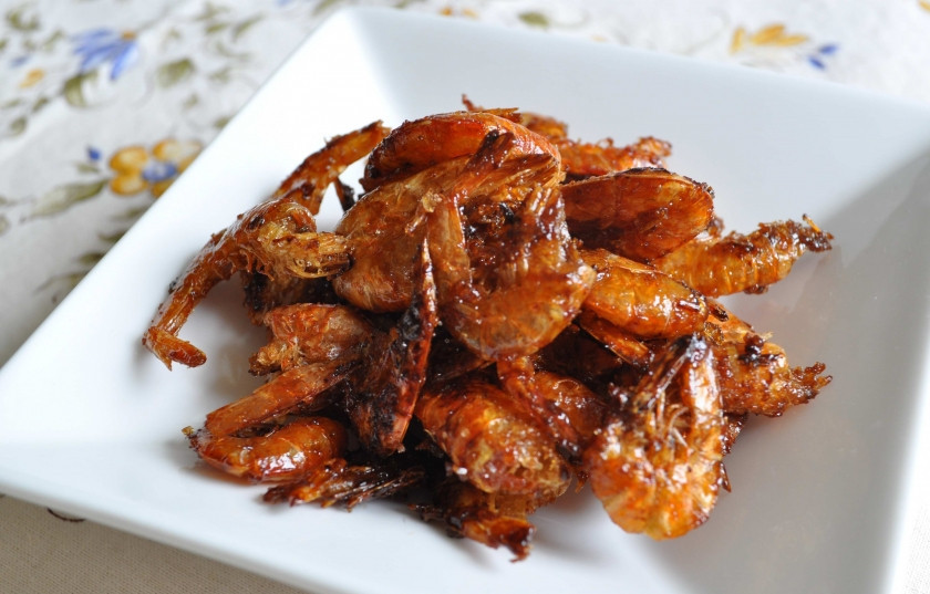 1. Этап. Cушеные креветки: Готовые сушеные креветки получаются медово-румяными, хрустящими и очень вкусными. Можете подать с острым или кисло-сладким соусом, например. Приятного аппетита!