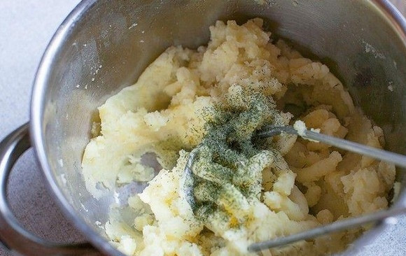 1. Этап. Картофельная начинка для пирогов: Добавьте к пюре обжарку, перец, соль и укроп. Всё хорошо перемешайте и начинайте готовить сам пирог.