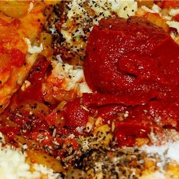 1. Этап. Чирке-паприкаш: Затем добавляем в кастрюлю томатную пасту, выдавленный чеснок, специи и соль.