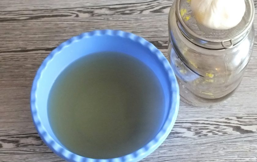 1. Этап. Настойка на лимоне: Содержимое марли аккуратно отожмите через сито.