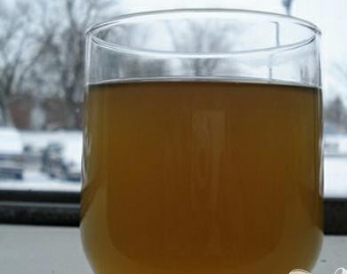 1. Этап. Классический овощной бульон: 5. Сцедите готовый бульон через мелкое сито в стерильную посуду и храните в холодильнике, используя по мере надобности. Однако очень советуем съесть по тарелочке свежего блюда, разложив по порциям готовые овощи и залив их еще теплым бульоном.