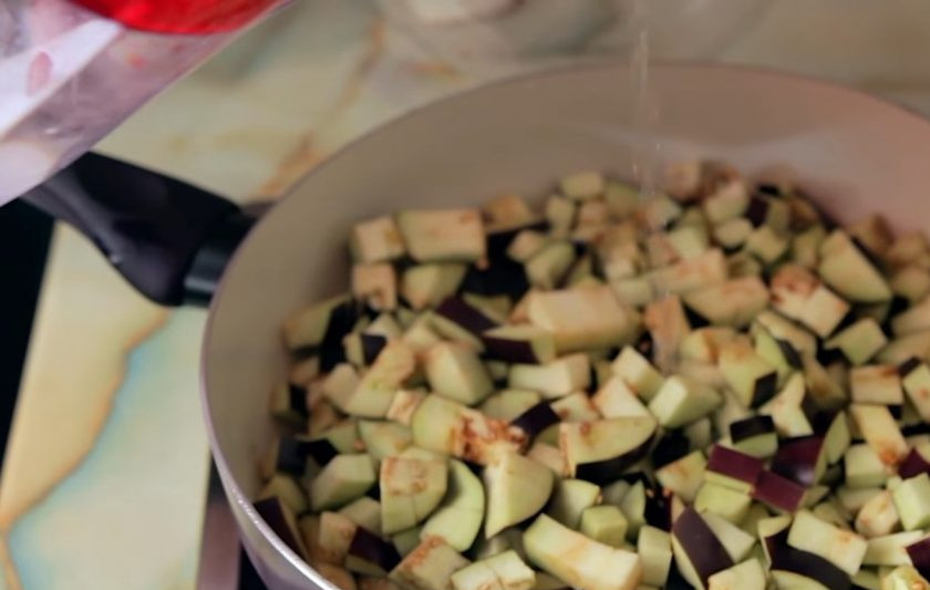 1. Этап. Тефтели в томатном соусе (вегетарианские): 1. Для начала нарежьте небольшими кубиками баклажаны и отправьте их тушиться с небольшим количеством воды и растительного масла. Посолите их и тушите до полной готовности.