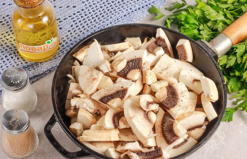 1. Этап. Жареные грибы: Выложите ее в сковороду и посолите, поперчите. Аккуратно перемешайте. Соль 