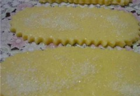 1. Этап. Коржики на сметане: Взбиваем яйцо, смазываем им коржики, щедро посыпаем коржики сахаром.