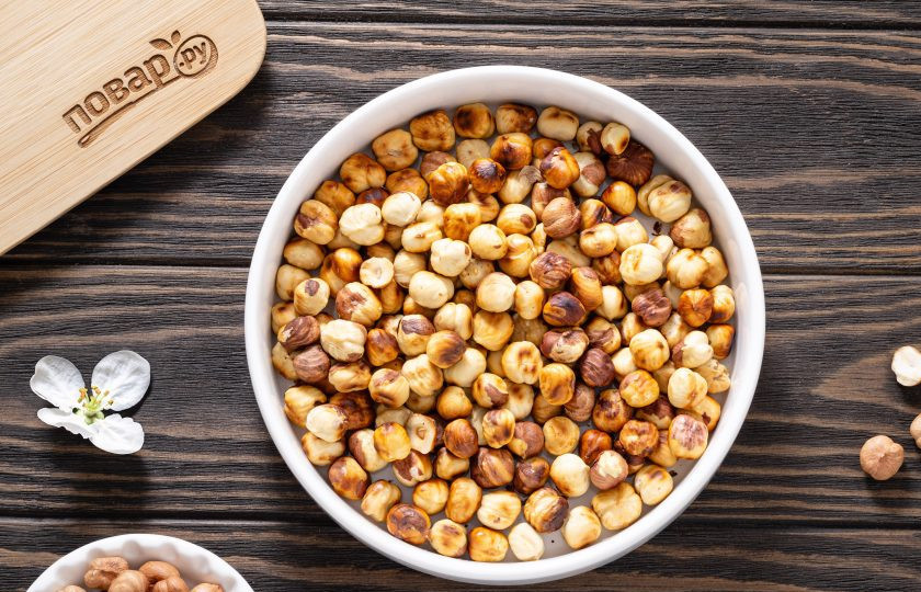 1. Этап. Пралине: Затем, пока орехи еще теплые, заверните их в кухонное полотенце и покатайте фундук друг об друга, чтобы частично убрать с них шелуху.