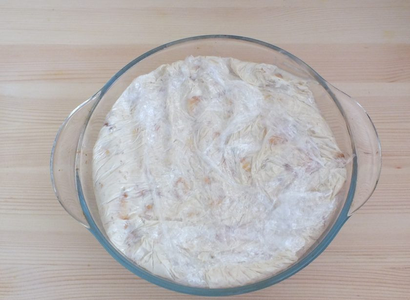 1. Этап. Торт из печенья с бананом: Глубокую форму выстелите пищевой пленкой и выложите полученную массу, слегка утрамбовывая лопаткой. Уберите в холодильник на 2 часа.