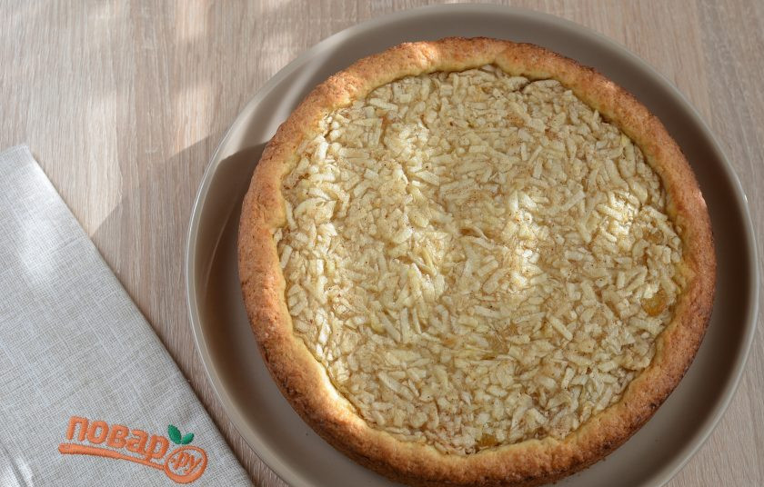 1. Этап. Берлинский яблочный пирог: 7. Остудите пирог немного сначала в форме, потом снимите кольцо. Перед подачей дайте пирогу настояться минимум 1 час, чтобы начинка хорошо схватилась.