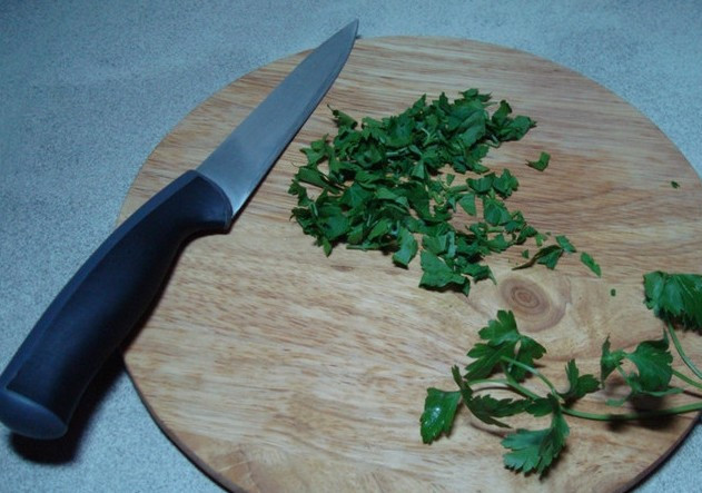 1. Этап. Пирожки с куриным фаршем: Петрушку измельчаем.