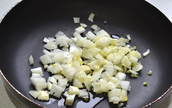 1. Этап. Пирог с фетой и шпинатом: На сковороде разогрейте растительное масло. Выложите измельченный лук и обжарьте до прозрачности.