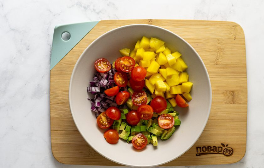 1. Этап. Салат из манго: Помидоры черри помойте, обсушите, разрежьте пополам.