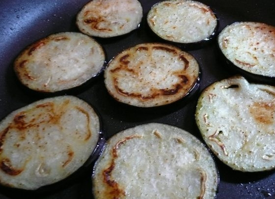 1. Этап. Быстро маринованные баклажаны: Сливаем воду, в которой замачивались баклажаны. Промываем их под проточной водой, подсушиваем и жарим на растительном масле. Поджариваем кружочки с обеих сторон до той степени готовности, которая вам нравится.