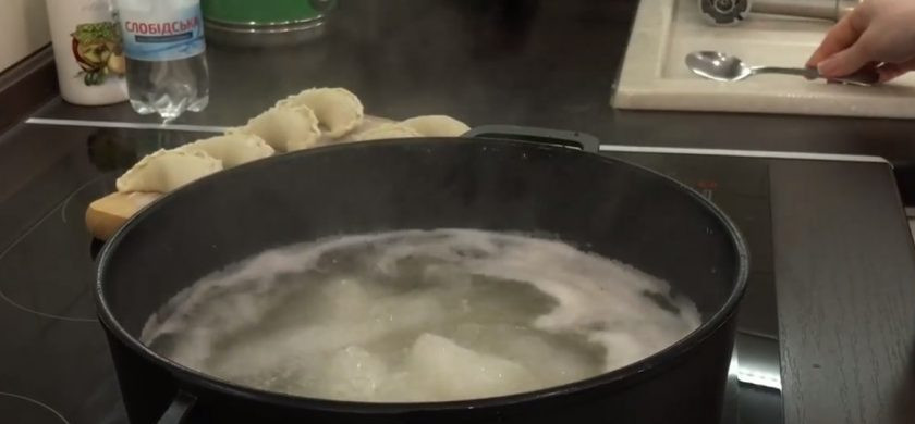 1. Этап. Вареники с мясом на заварном тесте: 7. Воду, в которой варилось мясо, слегка досолите. На среднем огне варите вареники: дайте воде закипеть, после чего уменьшите огонь и варите в течение 8-10 минут.