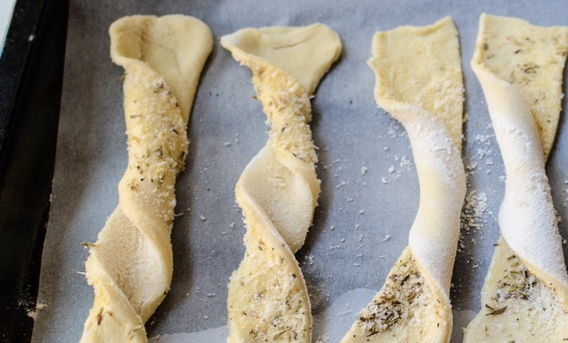 1. Этап. Слоеные палочки с сыром: Полоски взять с двух сторон и перевернуть 2 раза. Выпекать 15 минут при 220 градусах.