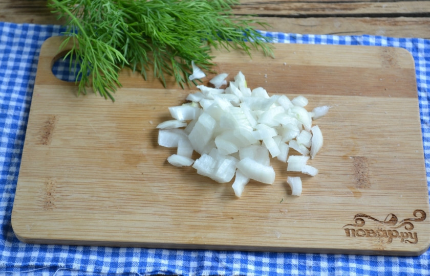 1. Этап. Куриная грудка в соусе на сковороде: Порежьте мелко лук, отправьте его к курице.