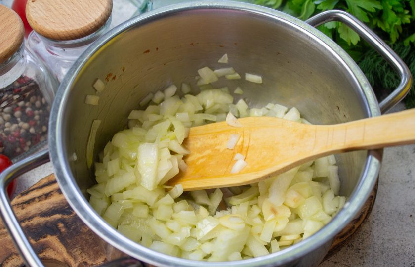 1. Этап. Чесночно-томатный чатни: Лук и чеснок очистите и нарежьте небольшим кубиком. Обжарьте их на оливковом масле до мягкости лука.