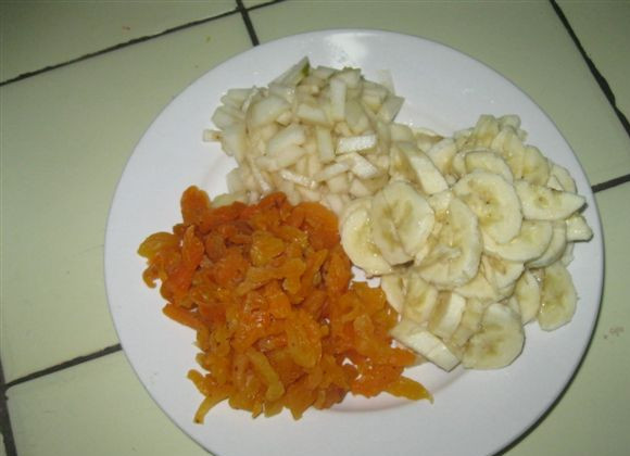 1. Этап. Торт Ивушка: 1. Фрукты нарезаем мелко.