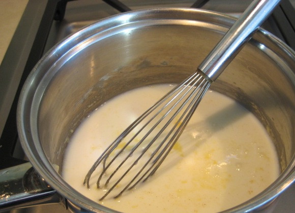 1. Этап. Белый соус для пиццы: 6. Тонкой струйкой влейте молоко, продолжая перемешивать.