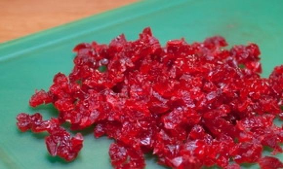 1. Этап. Конфеты с белым шоколадом: 3. Вишневые цукаты мелко порежьте.