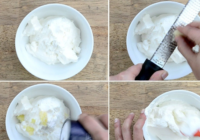 1. Этап. Греческие фрикадельки из баранины: 4. Смешайте сметану и измельченный чеснок. Добавьте соль и перец по вкусу в чесночный соус.