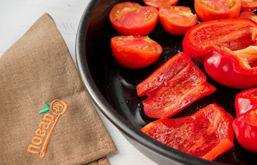 1. Этап. Закуска из запеченных помидоров и перцев: Помидоры и перец разрежьте на половинки, у перца удалите семена. Полейте оливковым маслом, посолите и поперчите. Поставьте в духовку запекаться на 40 минут при 200 градусах.