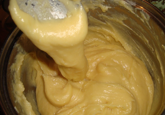 1. Этап. Заварное тесто для торта: 4. Если после того, как вы уже хорошенько замесили тесто, его все еще горячо держать в руках, оставьте на некоторое время для остывания, накрыв крышкой или полотенцем, чтобы не заветрилось. Готовое тесто должно иметь густую, однородную, гладкую и блестящую консистенцию.