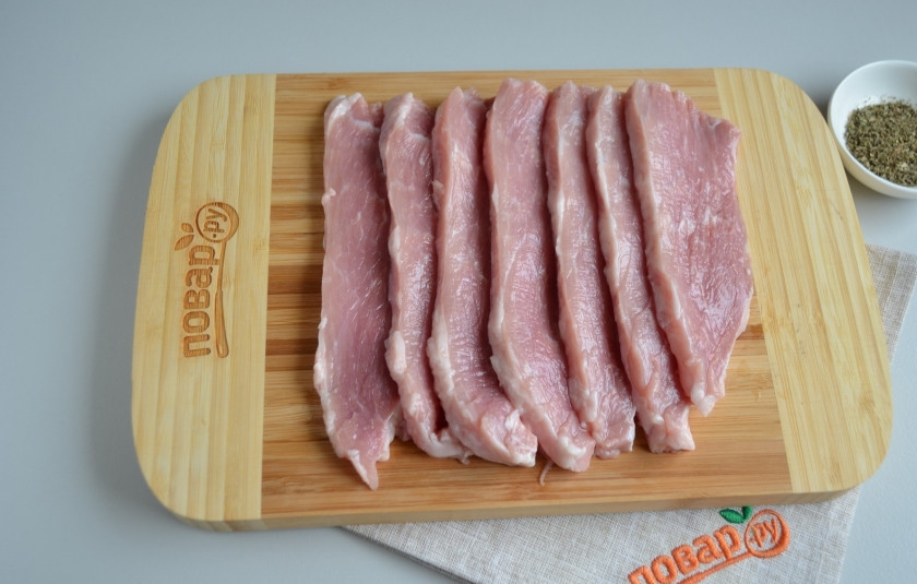 1. Этап. Мясо в тесте Шахматная доска: Порежьте мясо толщиной 1 см вдоль волокон.